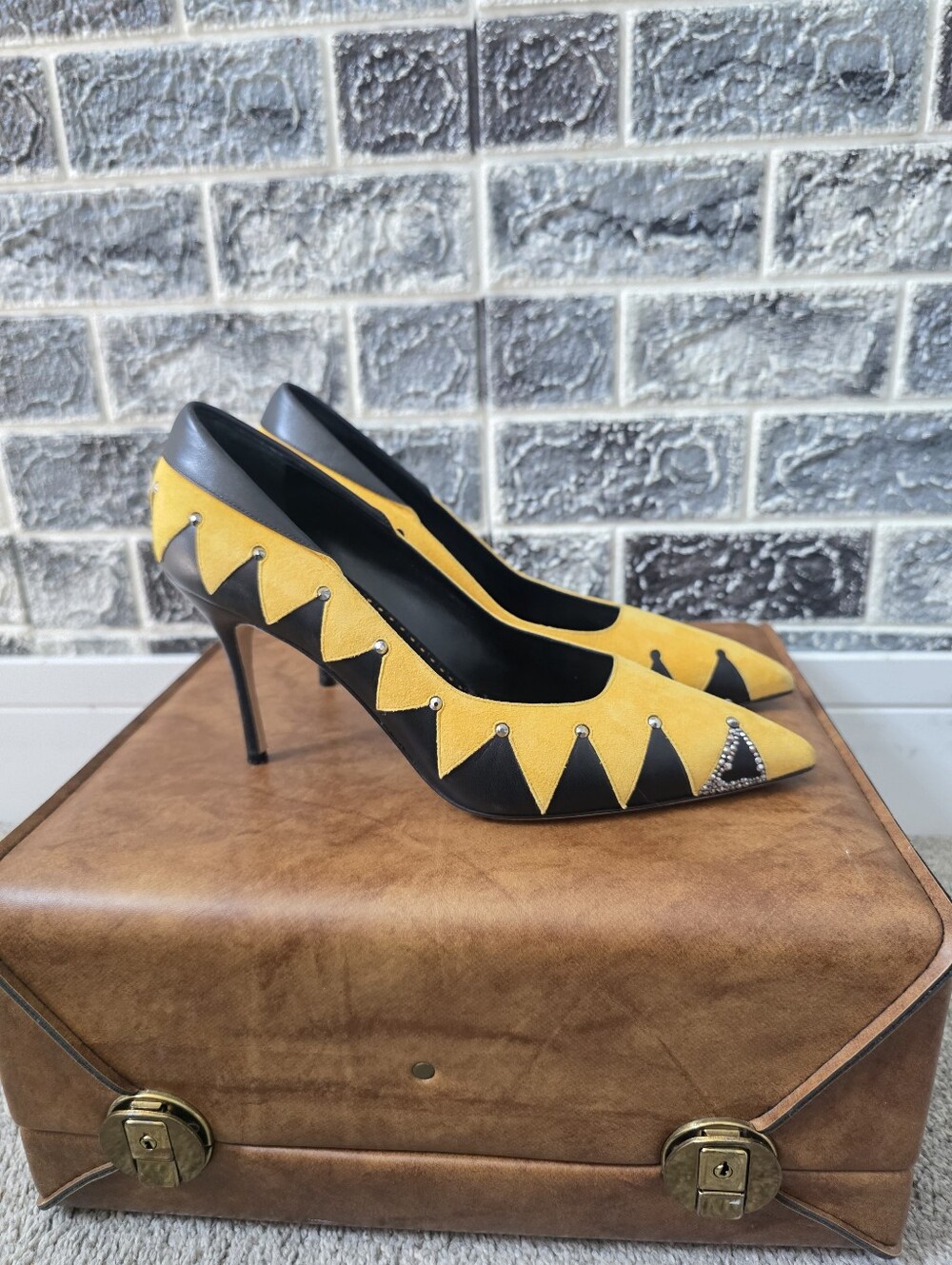 Manolo Blahnik Made In Italy Yellow/Black Women's Pointed Heels Size 40.5